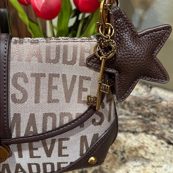 Steve Madden NWOT Beige and Brown Logo Shoulder Bag - Picture 2 of 9